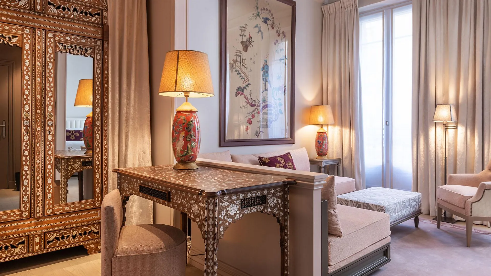 Hotel De Montesquieu contacts